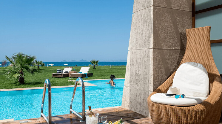 Maisonette Sea Front with Sharing Pool